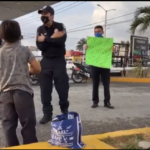 #VIRAL POLICÍA DE QUINTANA ROO LE FESTEJA EL DÍA DEL NIÑO A UN PEQUEÑO QUE TRABAJA EN LA CALLE ♥️😍