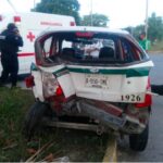 Patrulla de Policía Municipal Impacta a Taxi, Causando Lesiones a Chofer y Pasajera