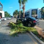 APARATOSO ACCIDENTE: Vehículo se estrella contra palmera en el bulevar Kukulkán