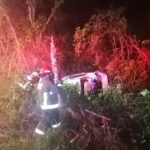 Cae coche en Zona Hotelera al manglar; hay tres heridos