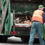 (VIDEO) Menor se salva de morir triturado en camión de basura