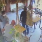 VIDEO: Cámaras de seguridad captan violento asalto en restaurante de Tulum