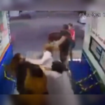 Video: Familia agrede a una doctora por pedirles que usuran cubrebocas