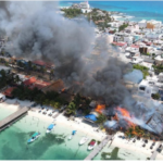 Se incendian cuatro restaurantes y el muelle en Isla Mujeres; alerta roja por la cercanía de una gasolinera