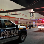 Cancún: Ejecutan a balazos a persona frente a tienda de Plaza Outlet