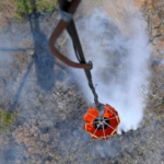 Con descargas de agua desde helicópteros combaten incendio en El Tepozteco