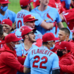 VIDEO: Reds y Cardinals protagonizan la primera campal de la temporada en la MLB