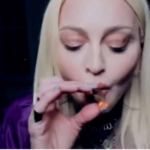 Madonna fuma marihuana en el nuevo video de Snoop Dogg «Gang Signs»