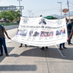 Normalistas de Ayotzinapa bloquean Autopista del Sol