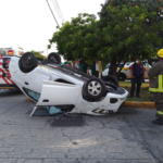 Vuelca extranjera coche en el centro de Cancún; hay dos heridos