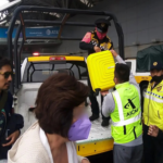 Policías ayudan a personas a llegar al aeropuerto de CDMX por bloqueos