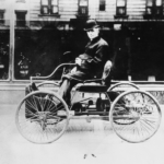 En 1908, sale a la venta por primera vez el Ford T, el coche autopropulsado de Henry Ford.