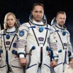 La tripulación rusa que filmará la primera película en el espacio llega a la Estación Espacial Internacional