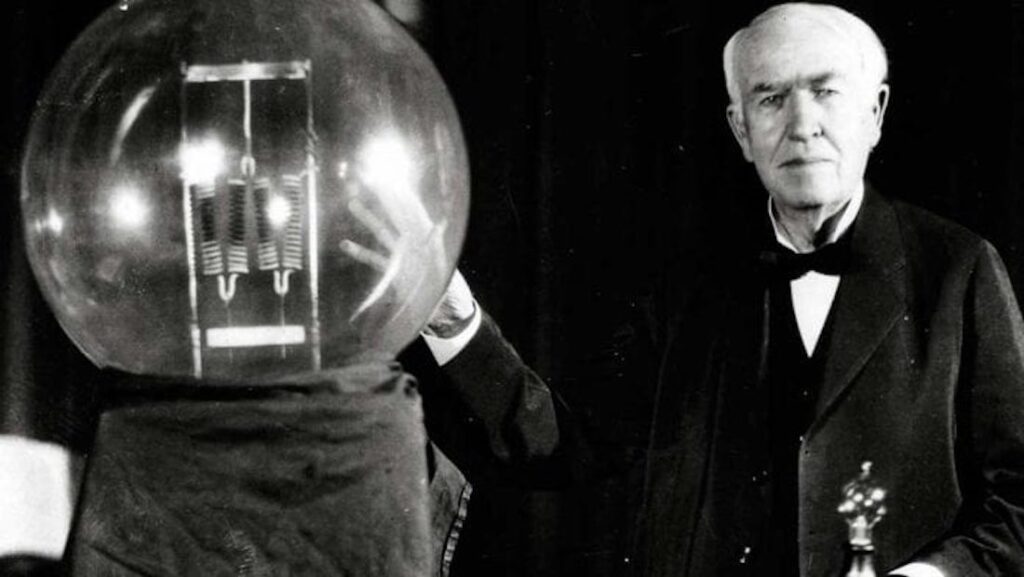 UN DIA COMO HOY PERO DE 1879 THOMAS ALVA EDISON REALIZA CON EXITO LA BOMBILLA