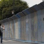 Feministas cumplen jornada colectiva en monumento en Ciudad de México