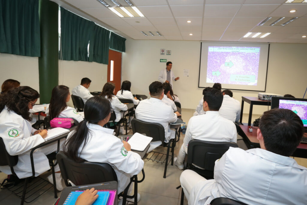 Egresa la primera generación de médicos de la UAEMex en el campus Chimalhuacán