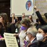 Panista regala una lápida al secretario de Salud de México por muertes por COVID-19