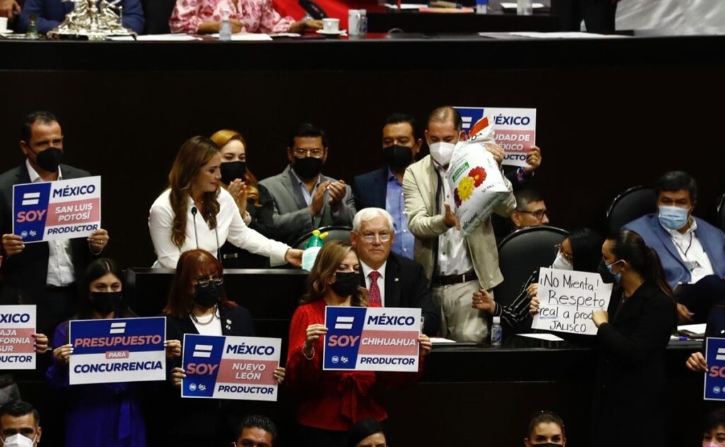 Diputados del PAN dan plaguicida al secretario de Agricultura