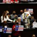 Diputados del PAN dan plaguicida al secretario de Agricultura