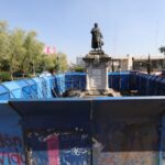 Estatua de Colón en la Ciudad de México amanece vallada en el Día de la Raza