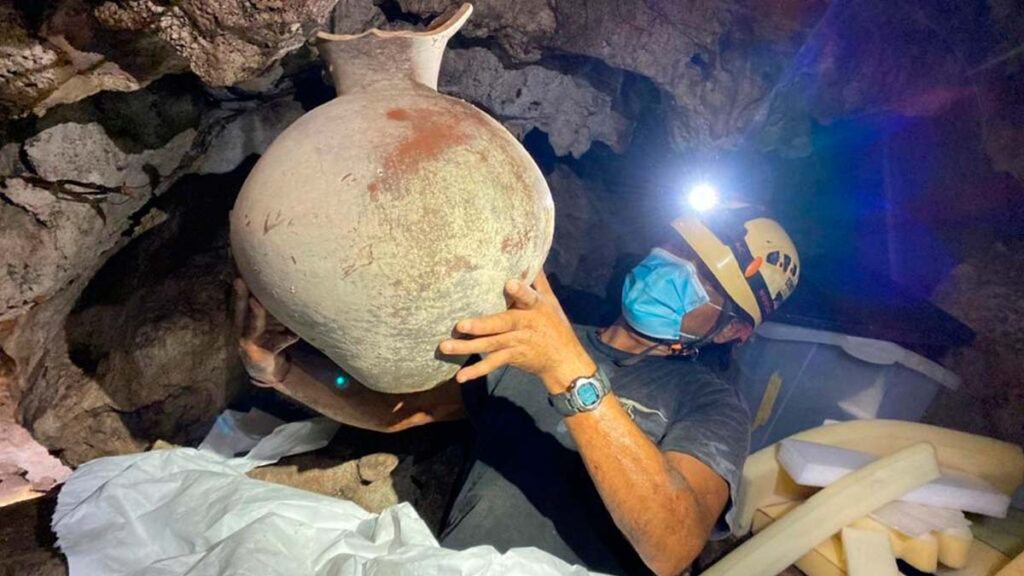 ¡Denuncia histórica! Ciudadano halla estas piezas mayas en cueva de QRoo