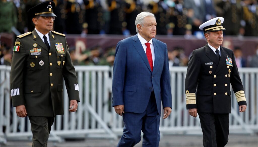 AMLO divide a la oposición de México con plan para impulsar poder de los militares