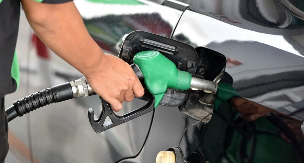 México reduce importaciones de gasolina al nivel más bajo en 17 meses