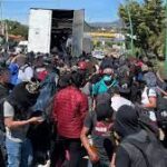 Autoridades de México encuentran a 269 migrantes hacinados en un tráiler en Chiapas