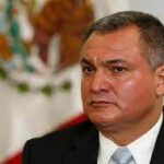 El exsecretario de Seguridad de México "traicionó" a su país, dice fiscalía