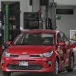 En México, gasolina es 2.45% más cara que hace un año; en EU bajó 12.34%