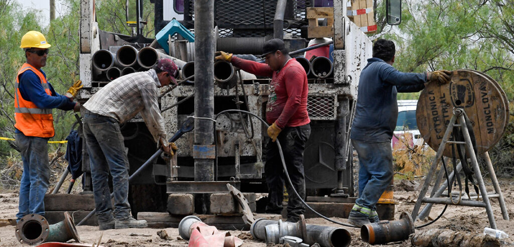 México indemnizará a familias de mineros atrapados pero seguirá con rescate