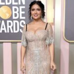 Salma Hayek llega a los Globos de Oro con impactante vestido y pulparindos