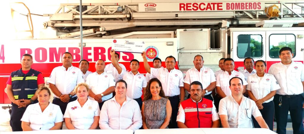 Grupo Cumbres entrega donativo a Bomberos de Cancún