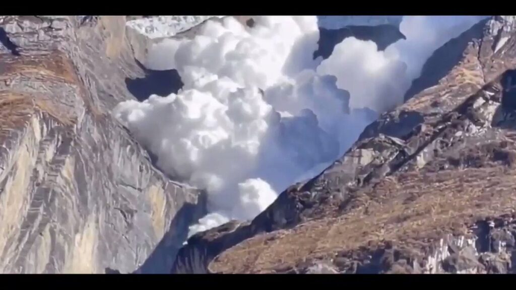 Reportan avalancha de nubes en Nepal