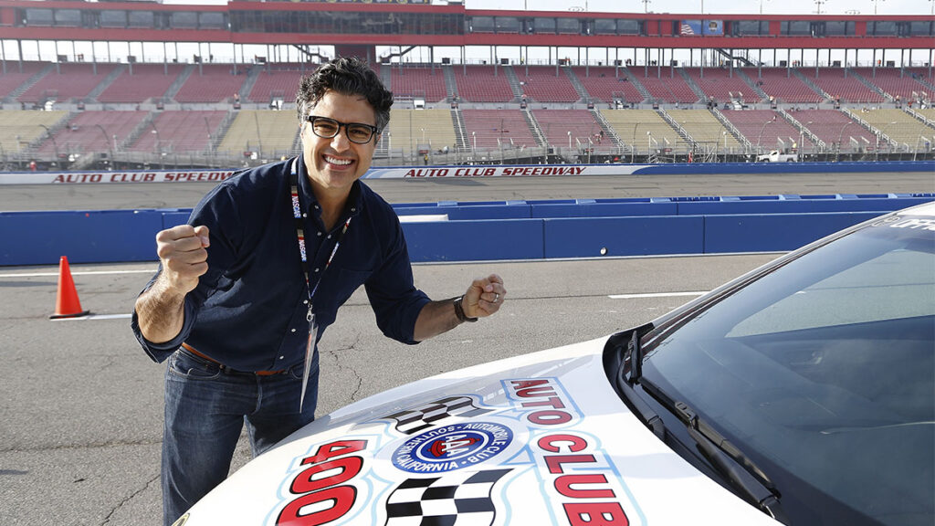 Jaime Camil entona himno de EU en la NASCAR y lo critican