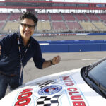 Jaime Camil entona himno de EU en la NASCAR y lo critican