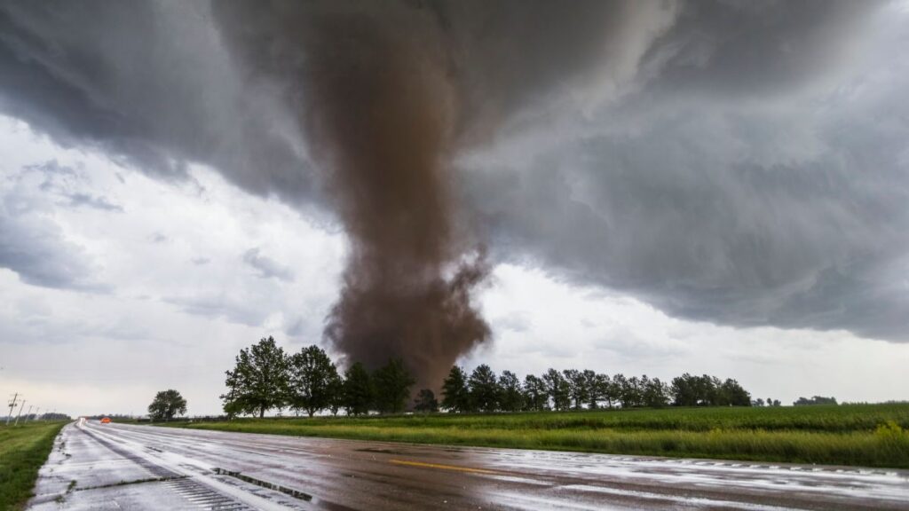 Captan formación de feroces tornados y destrozos en Estados Unidos