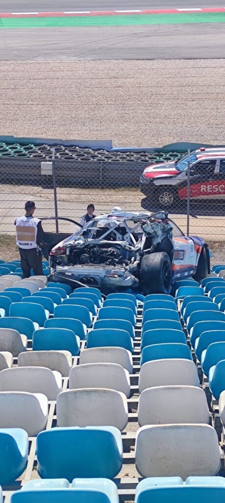 Auto de carreras termina en las gradas tras accidente