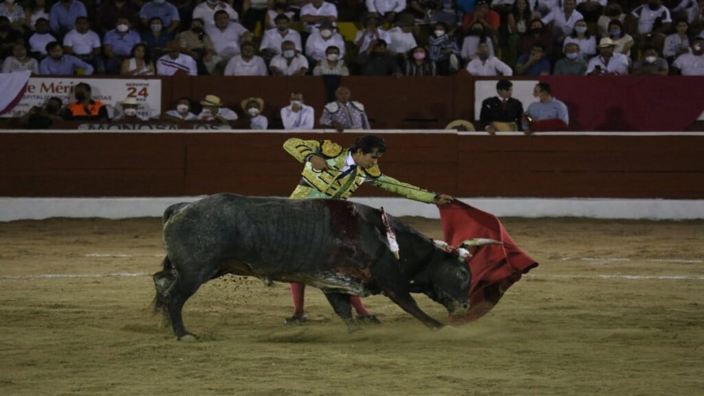 Joselito Adame es embestido por toro en la Feria de San Marcos