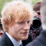 Captan a Ed Sheeran cantando sobre un vehículo en Nueva York