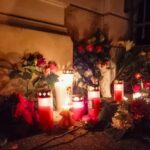 Despiden a Tina Turner con flores y velas frente a su casa en Suiza