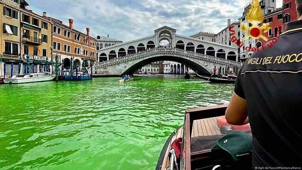 Aguas del canal de Venecia se tiñen de verde fosforescente