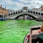 Aguas del canal de Venecia se tiñen de verde fosforescente