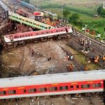 Suman 238 muertos por devastador choque de trenes en la India