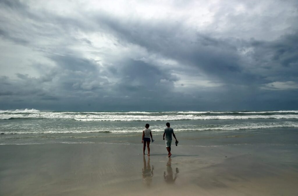 La tormenta tropical Arlene pierde fuerza al dirigirse al sur a través del Golfo de México