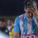 ¡Increíble y repugnante! Futbolista argentino expulsado por un acto vergonzoso en pleno partido