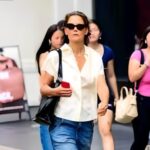 «¡La impactante elección de Katie Holmes para el verano 2023 te dejará boquiabierto! Mira cómo lleva mocasines de tacón y baggy jeans en su último look casual. ¿Tendencia arriesgada o acierto de moda? ¡Las fotos hablan por sí solas!»