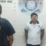 Detienen a Taxista en Playa del Carmen por golpear a su pareja y amenazarla con un tubo