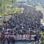 Caravana de migrantes pasa la Navidad caminando por el sur de México