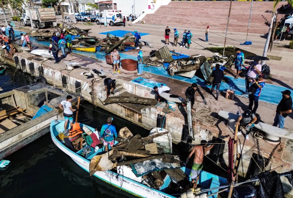 Acapulco celebra torneo de pesca de basura para limpiar el mar tras Otis